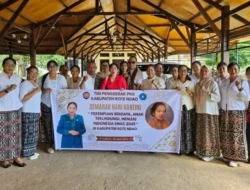 Peringati Hari Kartini, PKK Rote Ndao Berbagi untuk Lansia dan Difabel serta Bersih Pantai