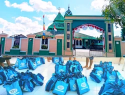 Wapres Gibran Bagikan Ratusan Paket Bantuan Usai Sholat Jumat di Rote Ndao