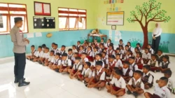 Kanit-Binmas-AIPTU-Marthen-O.-Dae-Panie-S.H-tampil-sebagai-pemateri-cegah-Bullying-di-SD-N-Deaoen
