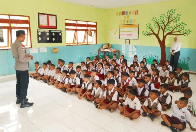 Kanit-Binmas-AIPTU-Marthen-O.-Dae-Panie-S.H-tampil-sebagai-pemateri-cegah-Bullying-di-SD-N-Deaoen