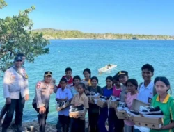 Jelang Sertijab, Kapolres Rote Ndao AKBP Mardiono Kunjungi Pulau Terluar dan Bagikan Sepatu Sekolah