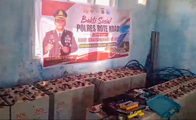 Perbaikan PLTS Nuse oleh Sat Intelkam Polres Rote Ndao