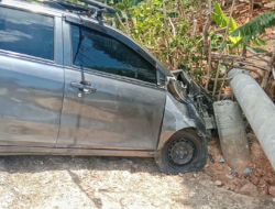 Diduga Kebut, Mobil Sigra Tabrak Tiang Listrik di Pantai Baru, 4 Penumpang Selamat