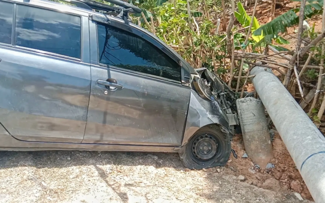 Kondisi Mobil Sigra yang mengalami Kecelakaan Tunggal menabrak tiang listik