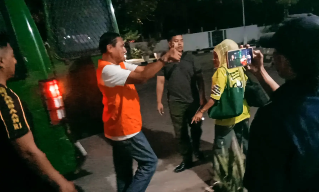 Tersangka RBM saat hendak digiring ke Lapas