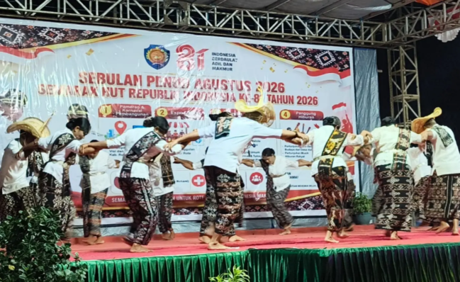 Tim Tari Kelurahan saat tampil dalam balutan adat pada Lomba Tarii Kebalai se-kabupaten Rote Ndao