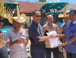 16 Kelompok Tani di Rote Ndao Terima Bantuan Traktor dan Combine Harvester dari Usman Husin