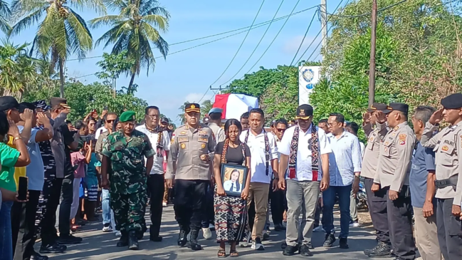 Dibalut Bendera Merah Putih Peti Jenasah Wili Mbuik