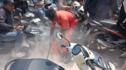 Petugas SPBU Metina Padamkan Api Motor Scoopy yang Berasap