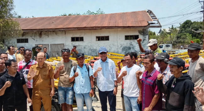 Usman Husin Serahkan Bantuan